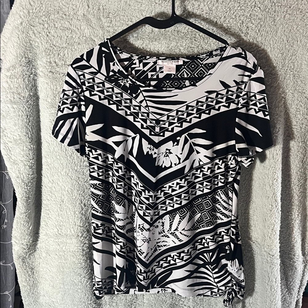 Allison Daley Black and White Geometric Short Sleeve Top